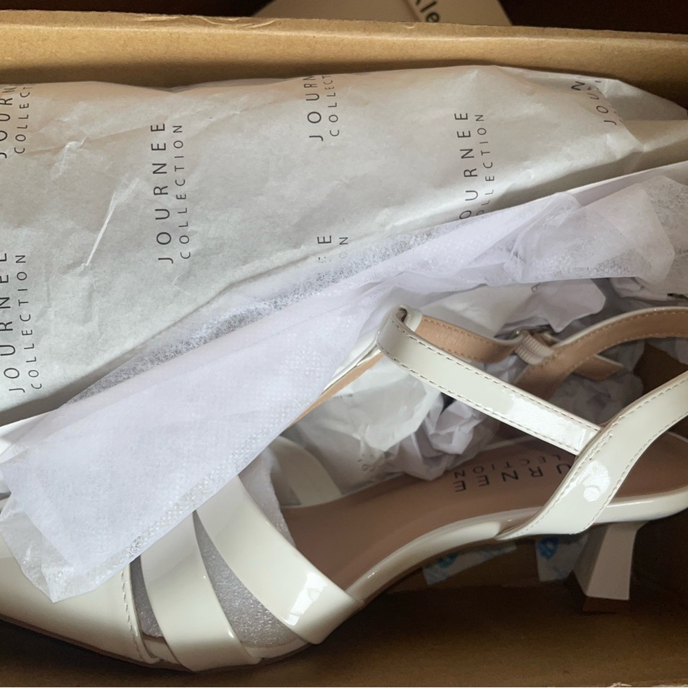 Journee Collection Women's White size 7 Heels